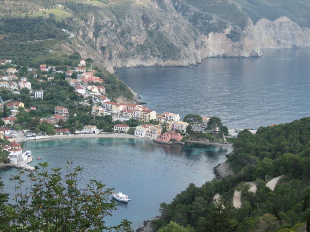 Superb Villa With Private Pool Peaceful Location Sami  Bilik gambar